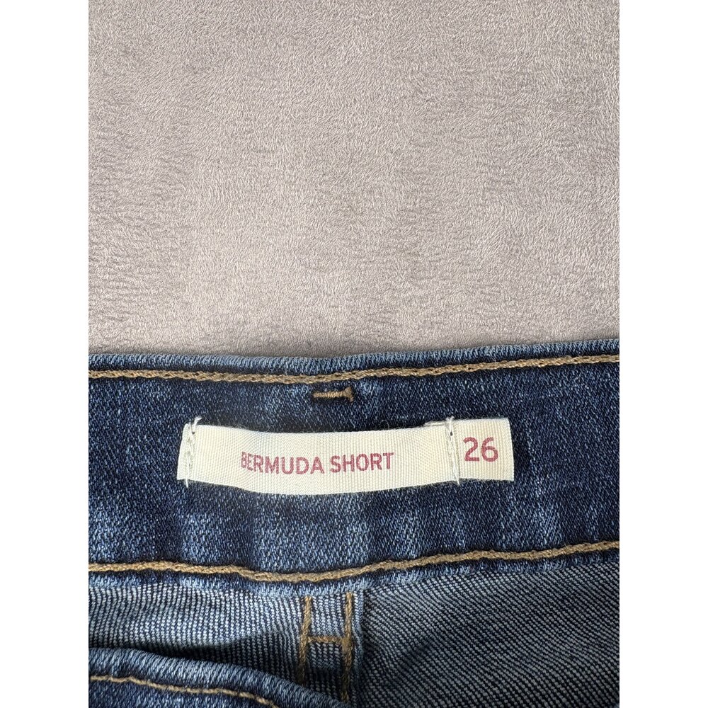 Levi's Women's Bermuda Denim Shorts Size 26 Dark Wash - Picture 4 of 10